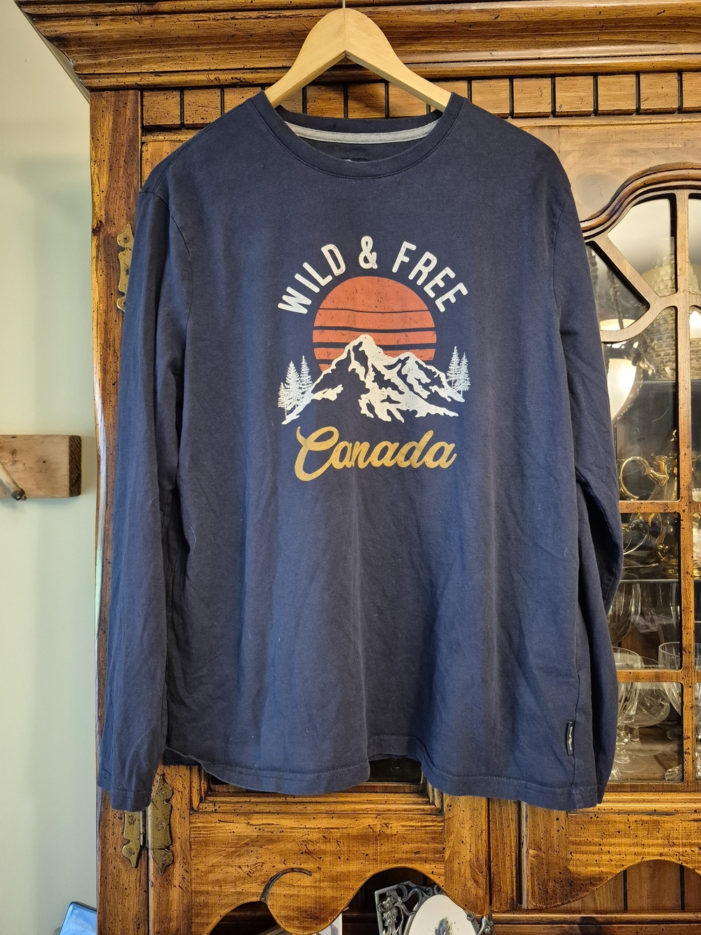 Wild & Free Canada Navy Crewneck Graphic Long Sleeve Tee Size Lg. 100% Cotton